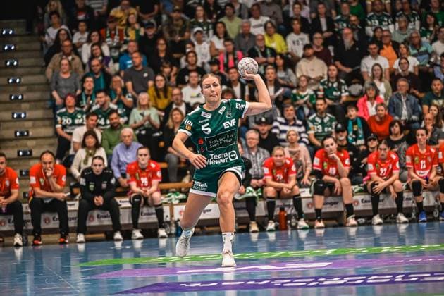 Szene mit Ann Kynast (5; Frisch auf Göppingen Frauen) in der EWS Arena Ann Kynast (5; Frisch auf Göppingen Frauen) mit Wurf in der EWS Arena