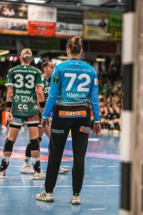Szene mit Petra Hlogyik (72; Frisch auf Göppingen Frauen) und Luisa Schulze (33; Frisch auf Göppingen Frauen) Szene mit Petra Hlogyik (72; Frisch auf Göppingen Frauen) und Luisa Schulze (33; Frisch auf Göppingen Frauen)