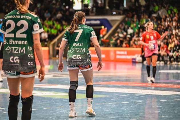 Szene mit Lea Watzl (7; Frisch auf Göppingen Frauen), Sina Ehmann (22; Frisch auf Göppingen Frauen) und Lea Gruber (19; SV Halle-Neustadt) Szene mit Lea Watzl (7; Frisch auf Göppingen Frauen) und Sina Ehmann (22; Frisch auf Göppingen Frauen)