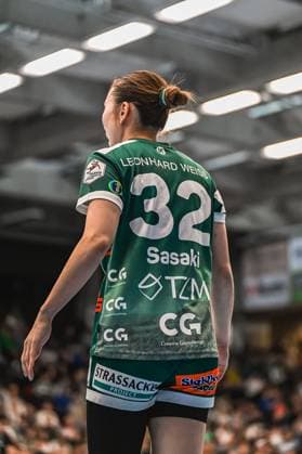 Szene mit Haruno Sasaki (32; Frisch auf Göppingen Frauen) von hinten in der EWS Arena Szene mit Haruno Sasaki (32; Frisch auf Göppingen Frauen) in der EWS Arena