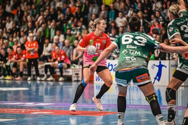 Szene mit Lea Gruber (19; SV Halle-Neustadt) und Stephanie Elies (63; Frisch auf Göppingen Frauen) Szene mit Lea Gruber (19; SV Halle-Neustadt) und Stephanie Elies (63; Frisch auf Göppingen Frauen)