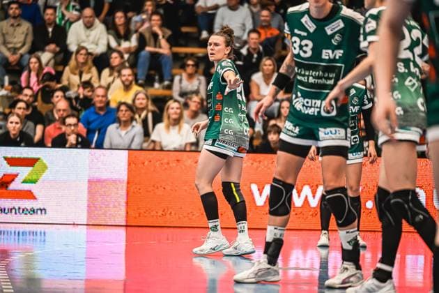 Szene mit Luisa Schulze (33; Frisch auf Göppingen Frauen), Sina Ehmann (22; Frisch auf Göppingen Frauen), Louisa De Bellis (20; Frisch auf Göppingen Frauen), Ann Kynast (5; Frisch auf Göppingen Frauen), Sophia Marie Mohr (27; Frisch auf Göppingen Frauen), Luisa Scherer (24; Frisch auf Göppingen Frauen), Nicola Merz (23; Frisch auf Göppingen Frauen), Mariel Stefanie Beugels (16; Frisch auf Göppingen Frauen), Lea Watzl (7; Frisch auf Göppingen Frauen), Gianina Bianco (9; Frisch auf Göppingen Frauen), Aylin Bornhardt (13; Frisch auf Göppingen Frauen), Haruno Sasaki (32; Frisch auf Göppingen Frauen) und Celina Meißner (61; Frisch auf Göppingen Frauen) Szene mit Luisa Schulze (33; Frisch auf Göppingen Frauen) und Teamkollegen