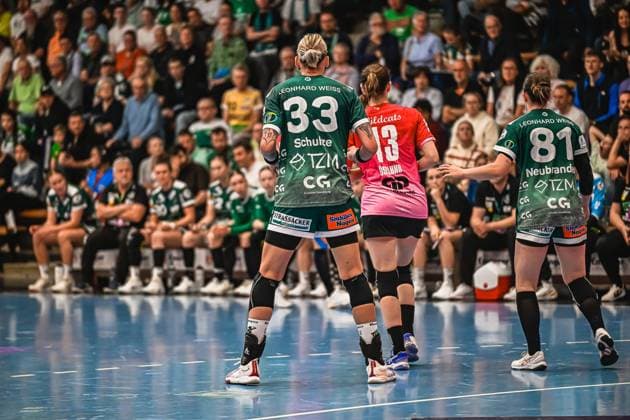 Szene mit Luisa Schulze (33; Frisch auf Göppingen Frauen), Lea Neubrander (81; Frisch auf Göppingen Frauen) und Madeleine Östlund (13; SV Halle-Neustadt) Szene mit Luisa Schulze (33; Frisch auf Göppingen Frauen), Lea Neubrander (81; Frisch auf Göppingen Frauen) und Madeleine Östlund (13; SV Halle-Neustadt)
