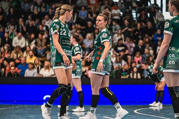 Sina Ehmann (22; Frisch auf Göppingen Frauen) und Nicola Merz (23; Frisch auf Göppingen Frauen) im Gespräch auf dem Spielfeld Sina Ehmann (22; Frisch auf Göppingen Frauen) und Nicola Merz (23; Frisch auf Göppingen Frauen) im Gespräch