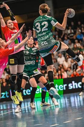 Szene mit Haruno Sasaki (32; Frisch auf Göppingen Frauen) und 18; SV Halle-Neustadt Szene mit Haruno Sasaki (32; Frisch auf Göppingen Frauen) und 18; SV Halle-Neustadt