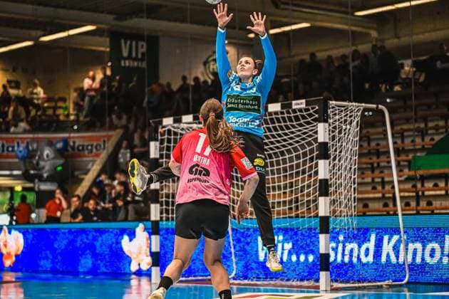 Szene mit Tina Wagenlader (14; SV Halle-Neustadt) und Celina Meißner (61; Frisch auf Göppingen Frauen) in der EWS Arena Szene mit Tina Wagenlader (14; SV Halle-Neustadt) und Celina Meißner (61; Frisch auf Göppingen Frauen)
