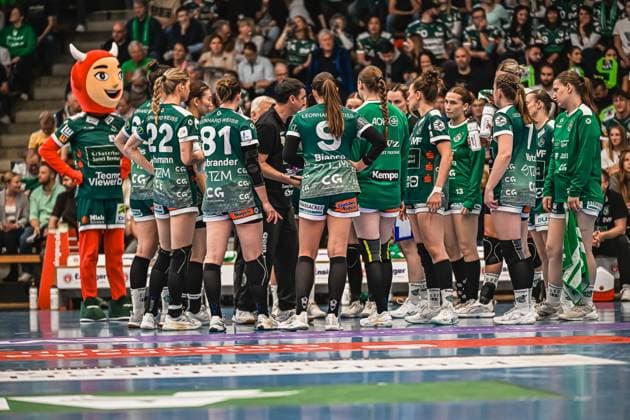 Szene mit Sina Ehmann (22; Frisch auf Göppingen Frauen), Lea Neubrander (81; Frisch auf Göppingen Frauen), Gianina Bianco (9; Frisch auf Göppingen Frauen), Aylin Bornhardt (13; Frisch auf Göppingen Frauen), 1; Frisch auf Göppingen Frauen, Ann Kynast (5; Frisch auf Göppingen Frauen), Mariel Stefanie Beugels (16; Frisch auf Göppingen Frauen), Luisa Scherer (24; Frisch auf Göppingen Frauen) und Luisa Schulze (33; Frisch auf Göppingen Frauen) in der EWS Arena Besprechung bei Person 10858