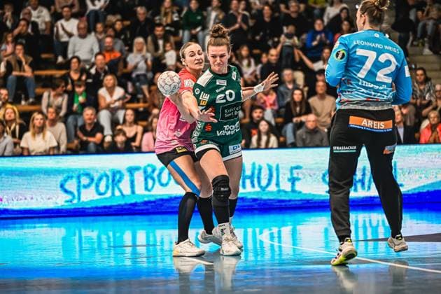 Szene mit Louisa De Bellis (20; Frisch auf Göppingen Frauen), Lynn Molenaar (7; SV Halle-Neustadt) und Petra Hlogyik (72; Frisch auf Göppingen Frauen) Szene mit Louisa De Bellis (20; Frisch auf Göppingen Frauen) und Lynn Molenaar (7; SV Halle-Neustadt)
