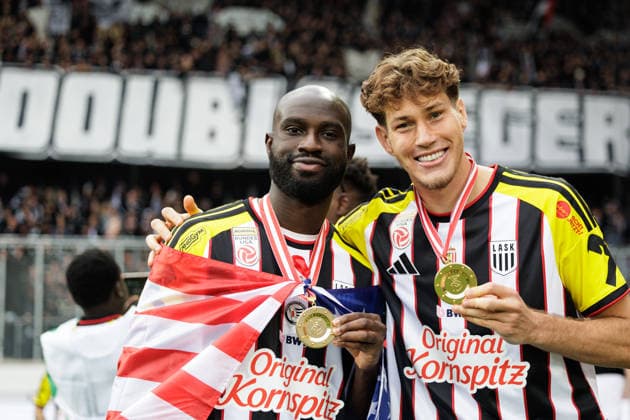 SOCCER - BL, A.Wien vs LASK VIENNA,AUSTRIA,17.MAY.26 - SOCCER - ADMIRAL Bundesliga, championship group, FK Austria Wien vs Linzer ASK. Image shows the rejoicing of Samuel Adeniran and Joao Tornich (LASK). Keywords: medal.  GEPAxpictures xArminxRauthner