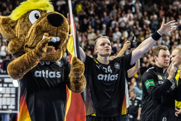 Justus Fischer (Deutschland, 54) und die eutsche Mannschaft freuen sich nach dem Spiel ueber Ihre Leistung GER, Deutschland (GER) vs. Daenemark (DEN), Handball, Laenderspiel, Herren, Spielzeit 2025 2026, 17.05.2026 GER, Deutschland (GER) vs. Daenemark (DEN), Handball, Laenderspiel, Herren, Spielzeit 2025 2026, 17.05.2026 Koeln Copyright: xEibner-Pressefoto GerhardxWingenderx EP_GWR