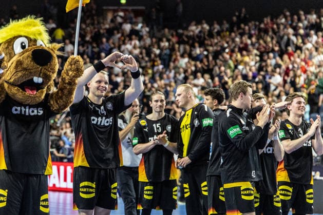 Sport Bilder des Tages Die Spieler der deutschen Mannschaft freuen sich nach dem Spiel ueber Ihre Leistung, Justus Fischer (Deutschland, 54) formt ein Herz in Richtung Zuschauer GER, Deutschland (GER) vs. Daenemark (DEN), Handball, Laenderspiel, Herren, Spielzeit 2025 2026, 17.05.2026 GER, Deutschland (GER) vs. Daenemark (DEN), Handball, Laenderspiel, Herren, Spielzeit 2025 2026, 17.05.2026 Koeln *** The players of the German team are happy about their performance after the match, Justus Fischer Germany, 54 forms a heart towards the spectators GER, Germany GER vs Denmark DEN , handball, international match, men, season 2025 2026, 17 05 2026 GER, Germany GER vs Denmark DEN , handball, international match, men, season 2025 2026, 17 05 2026 Cologne Copyright: xEibner-Pressefoto GerhardxWingenderx EP_GWR