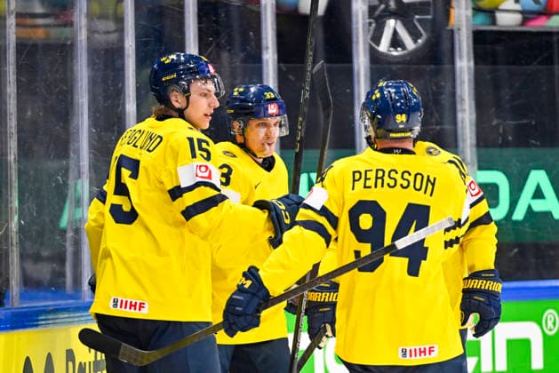 FRIBOURG, SCHWEIZ 20260517 Tre kronors 33 Jakob Silfverberg (mitten) jublar med Jack Berglund och Joel Persson efter mal 4-0 under söndagens match i ishockey-VM mellan Danmark och Sverige pa BCF Arena, Fribourg i Schweiz.
