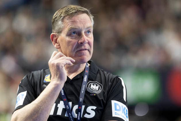 Bundestrainer Alfred GISLASON (GER, mi.) denkt nach, nachdenklich, konzentriert, Einzelbild, Handball Laenderspiel Maenner Deutschland (GER) - Daenemark (Dänemark) (DEN), Endstand 29:31, am 17.05.2026 in Koeln L a n x e s s A r e n a Deutschland. Â