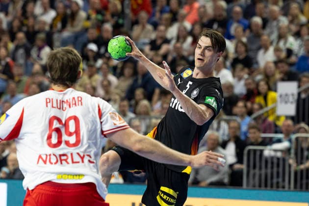 Miro SCHLUROFF (GER,5, re.) am Ball im Zweikampf gegen Steven Pluncar JACOBSEN (DEN,69, li.), Aktion, Handball Laenderspiel Maenner Deutschland (GER) - Daenemark (Dänemark) (DEN), Endstand 29:31, am 17.05.2026 in Koeln L a n x e s s A r e n a Deutschland.