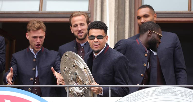 17.05.2026, Meisterfeier am Münchener Rathaus, Marienplatz Muenchen, im Bild: Joshua Kimmich (FC Bayern Muenchen), Harry Kane (FC Bayern Muenchen), Luis Diaz (FC Bayern Muenchen), Dayot Upamecano (FC Bayern Muenchen) und Jonathan Tah (FC Bayern Muenchen)