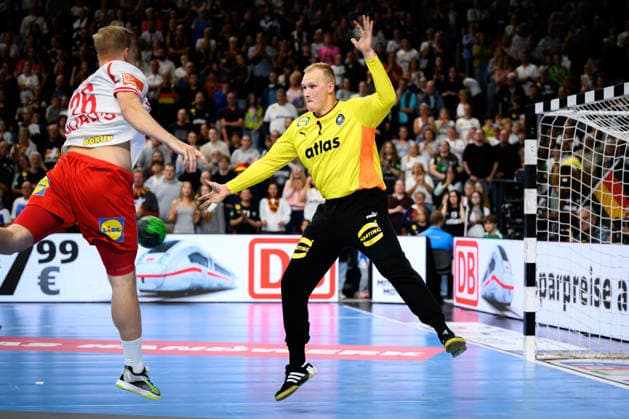 Koeln: Handball Laenderspiel - Deutschland - Daenemark v.li. Daenemarks Johan Hansen, Torhueter David Späth David Spaeth (Deutschland) Koeln Lanxess Arena Deutschland