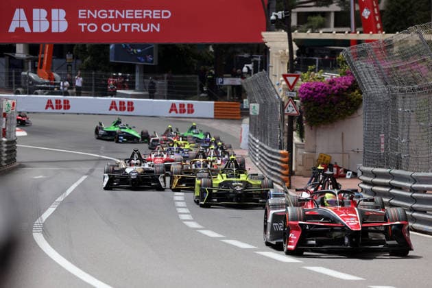 Edoardo Mortara (SUI) Mahindra vor Felipo Drugovich (BRA) Andretti, FE Rennen 2, FIA Formel E Weltmeisterschaft Saison 12, Monaco E- Prix, MonteCarlo, MC, 17.05.2026, FE