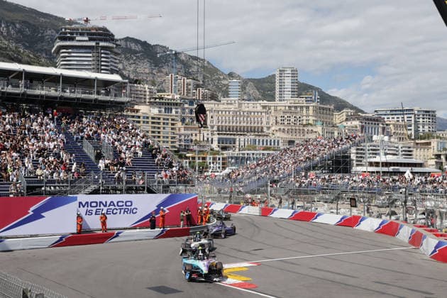 Dan Ticktum (GBR) Cupra- Kiro führt daas FE Fahrerfeld in die Schwimmbadschikane, Rennen 2, FIA Formel E Weltmeisterschaft Saison 12, Monaco E- Prix, MonteCarlo, MC, 17.05.2026, FE