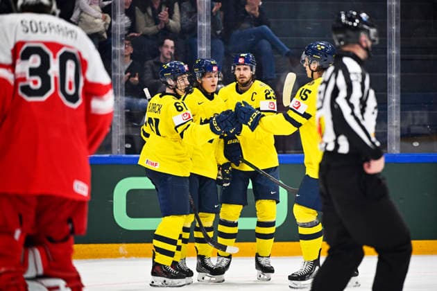 FRIBOURG, SCHWEIZ 20260517 Sveriges Viggo Björck firar sitt mal, 1-5, med Ivar Stenberg, Oliver Ekman-Larsson och Jack Berglund under söndagens match i ishockey-VM mellan Danmark och Sverige pa BCF Arena, Fribourg i Schweiz.