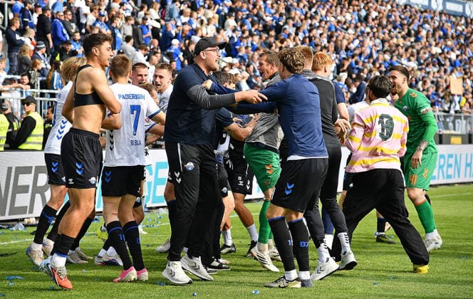 17.05.2026, xhbx, Fussball 2.Bundesliga, SV Darmstadt 98 - SC Paderborn 07 v.l. Mannschaft, Spieler von SC Paderborn 07 jubeln jubelt nach Spielende. (DFL DFB REGULATIONS PROHIBIT ANY USE OF PHOTOGRAPHS as IMAGE SEQUENCES and or QUASI-VIDEO) Darmstadt