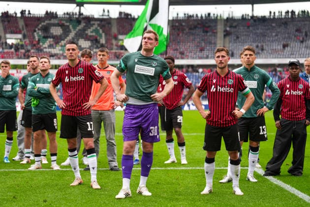 17.05.2026, xydrx, Herren, Fußball, 2.Bundesliga, Hannover 96 - 1.FC Nürnberg, Saison 2025 2026, Heinz von Heiden Arena: Benjamin Kaellman (Hannover 96, 9) Bastian Allgeier (Hannover 96, 17) Leo Weinkauf (Hannover 96, 30) Enzo Leopold (Hannover 96, 8) Franz Roggow (Hannover 96, 13) enttäuscht nach der verpassen Aufstiegschance DFB regulations prohibit any use of photographs as image sequences and or quasi-video.