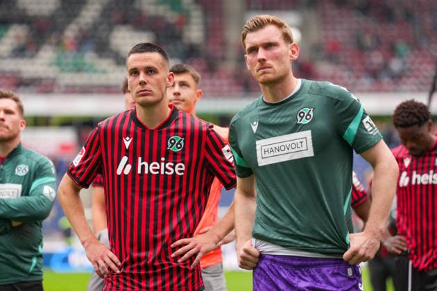17.05.2026, xydrx, Herren, Fußball, 2.Bundesliga, Hannover 96 - 1.FC Nürnberg, Saison 2025 2026, Heinz von Heiden Arena: Bastian Allgeier (Hannover 96, 17) und Leo Weinkauf (Hannover 96, 30) enttäuscht nach dem Spiel DFB regulations prohibit any use of photographs as image sequences and or quasi-video.