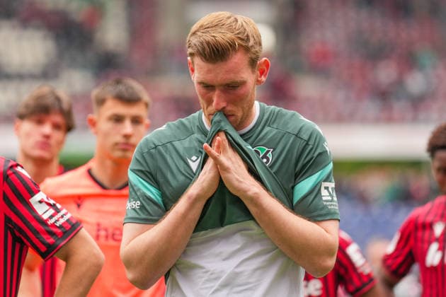 17.05.2026, xydrx, Herren, Fußball, 2.Bundesliga, Hannover 96 - 1.FC Nürnberg, Saison 2025 2026, Heinz von Heiden Arena: Leo Weinkauf (Hannover 96, 30) enttäuscht nach dem Spiel DFB regulations prohibit any use of photographs as image sequences and or quasi-video.