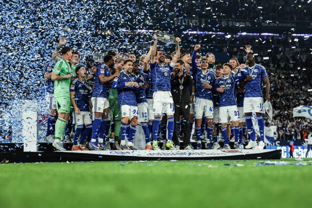 Fussball, 2. Bundesliga Saison 2025 2026 34. Spieltag FC Schalke 04 - Eintracht Braunschweig 17.05.2026, VELTINS-Arena FC Schalke 04 ist Meister der 2. Bundesliga, Kapitän Kenan Karaman (Schalke 04, 19) streckt die Meisterschale bei der Meisterehrung hoch Gelsenkirchen VELTINS-Arena Nordrhein-Westfalen Deutschland