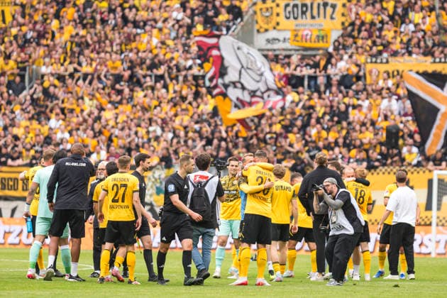 17.05.2026, xomx, Fussball 2.Bundesliga, Dynamo Dresden - Holstein Kiel v.l. Das Spiel ist aus und vorbei. Jubel bei der SGD. Verabschiedung Stefan Kutschke (Dynamo Dresden) (DFL DFB REGULATIONS PROHIBIT ANY USE OF PHOTOGRAPHS as IMAGE SEQUENCES and or QUASI-VIDEO) Dresden