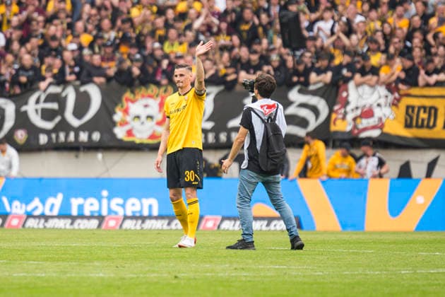 17.05.2026, xomx, Fussball 2.Bundesliga, Dynamo Dresden - Holstein Kiel v.l. Das Spiel ist aus und vorbei. Jubel bei der SGD. Verabschiedung Stefan Kutschke (Dynamo Dresden) (DFL DFB REGULATIONS PROHIBIT ANY USE OF PHOTOGRAPHS as IMAGE SEQUENCES and or QUASI-VIDEO) Dresden