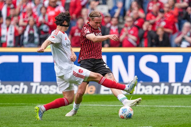 17.05.2026, xydrx, Herren, Fußball, 2.Bundesliga, Hannover 96 - 1.FC Nürnberg, Saison 2025 2026, Heinz von Heiden Arena: Fabio Gruber (1.FC Nürnberg, 4) im Zweikampf gegen Stefan Teitur Thordarson (Hannover 96, 23) DFB regulations prohibit any use of photographs as image sequences and or quasi-video.
