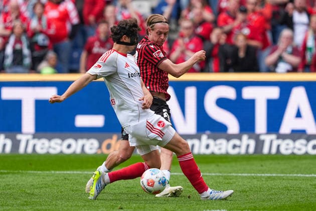 17.05.2026, xydrx, Herren, Fußball, 2.Bundesliga, Hannover 96 - 1.FC Nürnberg, Saison 2025 2026, Heinz von Heiden Arena: Fabio Gruber (1.FC Nürnberg, 4) im Zweikampf gegen Stefan Teitur Thordarson (Hannover 96, 23) DFB regulations prohibit any use of photographs as image sequences and or quasi-video.