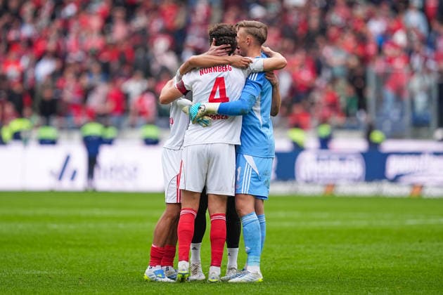 17.05.2026, xydrx, Herren, Fußball, 2.Bundesliga, Hannover 96 - 1.FC Nürnberg, Saison 2025 2026, Heinz von Heiden Arena: Fabio Gruber (1.FC Nürnberg, 4) und Jan Reichert (1.FC Nürnberg, 1) freuen sich über den 3:3 Endstand DFB regulations prohibit any use of photographs as image sequences and or quasi-video.
