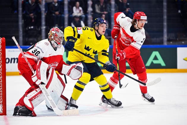 FRIBOURG, SCHWEIZ 20260517 Danmarks malvakt Mads Sogaard och Malte Setkov mot Sveriges Jack Berglund under söndagens match i ishockey-VM mellan Danmark och Sverige pa BCF Arena, Fribourg i Schweiz.