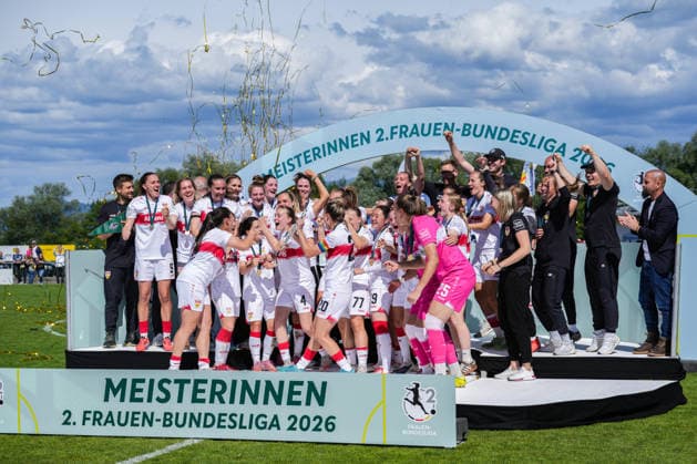 2. Frauen Bundesliga: SC Sand vs. VfB Stuttgart, 17.05.2026 Das Team des VfB Stuttgart bei der Meisterschaftsfeier und dem Pokal hochhalten 2. Frauen Bundesliga: SC Sand vs. VfB Stuttgart, Adams Arena SC Sand, 17.05.2026 DFB DFL REGULATIONS PROHIBIT ANY USE OF PHOTOGRAPHS AS IMAGE SEQUENCES AND OR QUASI-VIDEO. Copyright: xBEAUTIFULxSPORTS Boscox