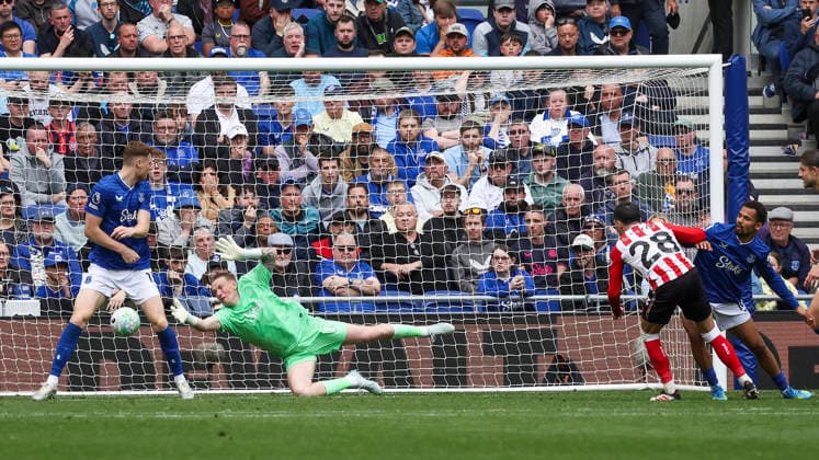 Everton v Sunderland, Premier League Goal 1-2 Sunderland midfielder Enzo Le FÃ e (28) scores a goal 1-2 and celebrates during the Premier League match between Everton and Sunderland at Hill Dickinson Stadium, Liverpool, UK on 17 May 2026. Liverpool Hill Dickinson Stadium Merseyside UK Editorial use only DataCo restrictions apply See www.football-dataco.com , Copyright: xCraigxGallowayx PSI-24261-0026