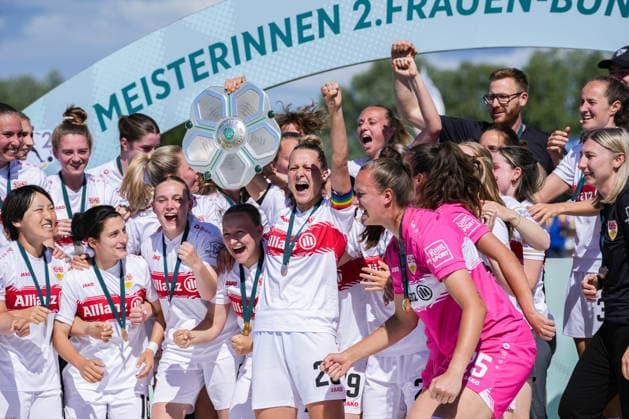 2. Frauen Bundesliga: SC Sand vs. VfB Stuttgart, 17.05.2026 Das Team des VfB Stuttgart bei der Meisterschaftsfeier und dem Pokal hochhalten 2. Frauen Bundesliga: SC Sand vs. VfB Stuttgart, Adams Arena SC Sand, 17.05.2026 DFB DFL REGULATIONS PROHIBIT ANY USE OF PHOTOGRAPHS AS IMAGE SEQUENCES AND OR QUASI-VIDEO. Copyright: xBEAUTIFULxSPORTS Boscox
