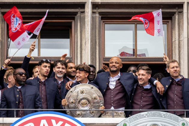 Munich, Bavaria, Germany May 17, 2026: Soccer: FC Bayern Munich™s championship celebration on the City Hall balcony and at Marienplatz in Munich following their victory in the 2025 2026 Bundesliga season. Cheers on the balcony with the championship trophy; the team with coach Vincent Kompany