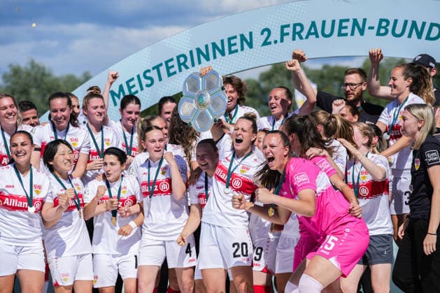 2. Frauen Bundesliga: SC Sand vs. VfB Stuttgart, 17.05.2026 Das Team des VfB Stuttgart bei der Meisterschaftsfeier und dem Pokal hochhalten 2. Frauen Bundesliga: SC Sand vs. VfB Stuttgart, Adams Arena SC Sand, 17.05.2026 DFB DFL REGULATIONS PROHIBIT ANY USE OF PHOTOGRAPHS AS IMAGE SEQUENCES AND OR QUASI-VIDEO. Copyright: xBEAUTIFULxSPORTS Boscox
