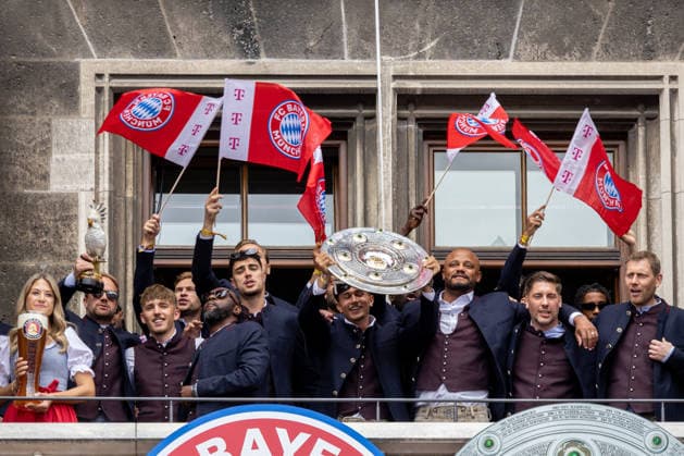 Munich, Bavaria, Germany May 17, 2026: Soccer: FC Bayern Munich™s championship celebration on the City Hall balcony and at Marienplatz in Munich following their victory in the 2025 2026 Bundesliga season. Cheers on the balcony with the championship trophy; the team with coach Vincent Kompany