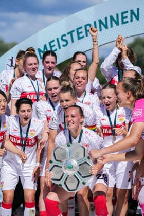 2. Frauen Bundesliga: SC Sand vs. VfB Stuttgart, 17.05.2026 Das Team des VfB Stuttgart bei der Meisterschaftsfeier und dem Pokal hochhalten 2. Frauen Bundesliga: SC Sand vs. VfB Stuttgart, Adams Arena SC Sand, 17.05.2026 DFB DFL REGULATIONS PROHIBIT ANY USE OF PHOTOGRAPHS AS IMAGE SEQUENCES AND OR QUASI-VIDEO. Copyright: xBEAUTIFULxSPORTS Boscox