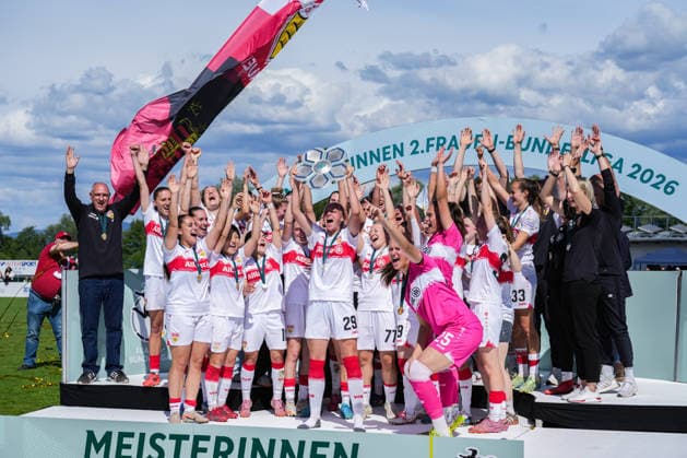 2. Frauen Bundesliga: SC Sand vs. VfB Stuttgart, 17.05.2026 Das Team des VfB Stuttgart bei der Meisterschaftsfeier und dem Pokal hochhalten 2. Frauen Bundesliga: SC Sand vs. VfB Stuttgart, Adams Arena SC Sand, 17.05.2026 DFB DFL REGULATIONS PROHIBIT ANY USE OF PHOTOGRAPHS AS IMAGE SEQUENCES AND OR QUASI-VIDEO. Copyright: xBEAUTIFULxSPORTS Boscox