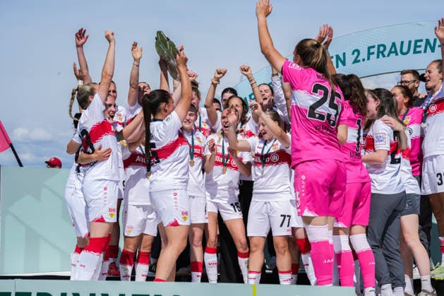 2. Frauen Bundesliga: SC Sand vs. VfB Stuttgart, 17.05.2026 Das Team des VfB Stuttgart bei der Meisterschaftsfeier und dem Pokal hochhalten 2. Frauen Bundesliga: SC Sand vs. VfB Stuttgart, Adams Arena SC Sand, 17.05.2026 DFB DFL REGULATIONS PROHIBIT ANY USE OF PHOTOGRAPHS AS IMAGE SEQUENCES AND OR QUASI-VIDEO. Copyright: xBEAUTIFULxSPORTS Boscox