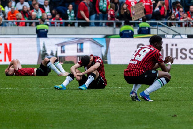 Hannover, Deutschland 17. Mai 2026: 2. BL - 2025 2026 - Sp. 34 - Hannover 96 gegen 1. FC Nürnberg Im Bild: v.li. Elias Saad (HAN) und William Joseph Gabriel Kokolo (HAN) sind unzufrieden auf dem Spielfeld. DFL DFB regulations prohibit any use of photographs as image sequences and or quasi-video Heinz von Heiden Arena Niedersachsen