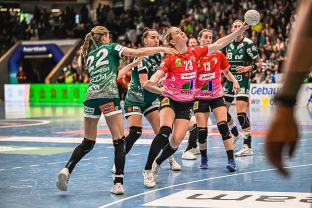 Szene mit Marie Polakova (23; SV Halle-Neustadt), Nicola Merz (23; Frisch auf Göppingen Frauen), Aylin Bornhardt (13; Frisch auf Göppingen Frauen) und Tabea Wipper (22; SV Halle-Neustadt) Szene mit Marie Polakova (23; SV Halle-Neustadt) und Nicola Merz (23; Frisch auf Göppingen Frauen)