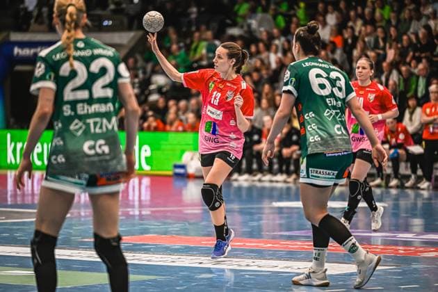 Szene mit Viktoria Marksteiner (10; SV Halle-Neustadt), Aylin Bornhardt (13; Frisch auf Göppingen Frauen), Sina Ehmann (22; Frisch auf Göppingen Frauen) und Stephanie Elies (63; Frisch auf Göppingen Frauen) Szene mit Viktoria Marksteiner (10; SV Halle-Neustadt) und Aylin Bornhardt (13; Frisch auf Göppingen Frauen)