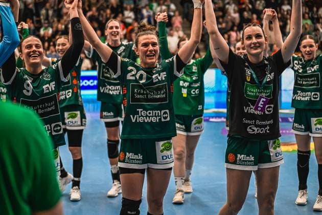 Szene mit Gianina Bianco (9; Frisch auf Göppingen Frauen), Louisa De Bellis (20; Frisch auf Göppingen Frauen), Nicola Merz (23; Frisch auf Göppingen Frauen) und Sophia Marie Mohr (27; Frisch auf Göppingen Frauen) in der EWS Arena Jubel von Gianina Bianco (9; Frisch auf Göppingen Frauen) und Team