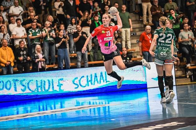 Szene mit Marie Polakova (23; SV Halle-Neustadt) und Sina Ehmann (22; Frisch auf Göppingen Frauen) Szene mit Marie Polakova (23; SV Halle-Neustadt) und Sina Ehmann (22; Frisch auf Göppingen Frauen)