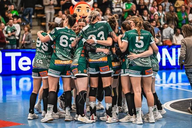 Szene mit Ann Kynast (5; Frisch auf Göppingen Frauen), Nicola Merz (23; Frisch auf Göppingen Frauen) und Stephanie Elies (63; Frisch auf Göppingen Frauen) Jubel in der EWS Arena