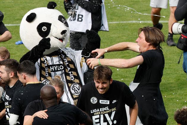 17.05.2026, xjrdrx, Fussball 2.Bundesliga, SV Elversberg - Preußen Münster v.l. Jubel, Freude über den Aufstieg in die 1. Bundesliga Trainer Vincent Wagner (SV Elversberg) (DFL DFB REGULATIONS PROHIBIT ANY USE OF PHOTOGRAPHS as IMAGE SEQUENCES and or QUASI-VIDEO) Elversberg